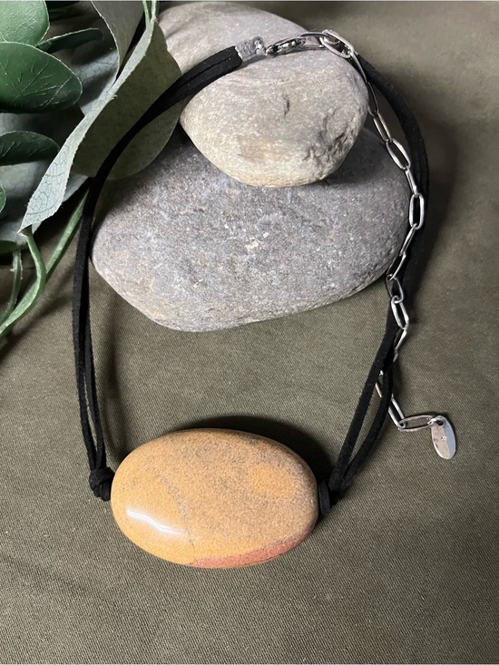 Free people Jewelry - FreePeople Stone Pendant shortNecklace in Tan & Rust on suede & extender chain